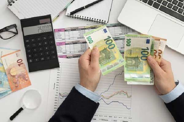 港股三大指数持续走高，科指涨超2%，哔哩哔哩涨超7%